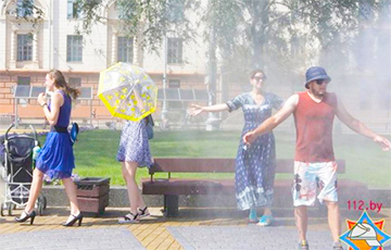 В жару в Минске спасатели обливали прохожих водой