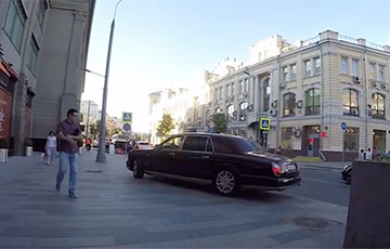 Активисты «СтопХам» прогнали с тротуара редкий Bentley