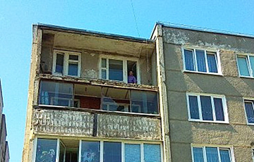 У Лідзе абрынуўся балкон жылога дома