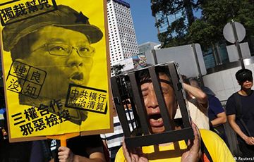 В Гонконге десятки тысяч человек вышли на марш в защиту активистов