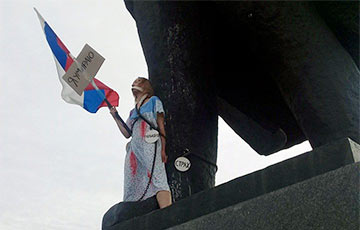 Россиянка приковала  себя к памятнику Ленину в центре Новосибирска