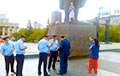 Россиянка приковала  себя к памятнику Ленину в центре Новосибирска