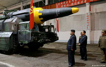 СМИ: Ким Чен Ын транспортирует баллистическую ракету на побережье