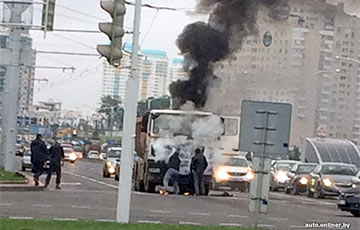 В Минске на проспекте Дзержинского загорелся грузовик