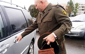 Видеофакт: Гродненский офицер ездит в машине с триколором