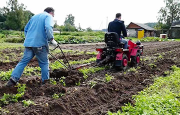 Belarusian Made Ironic Video Of Potato Harvesting