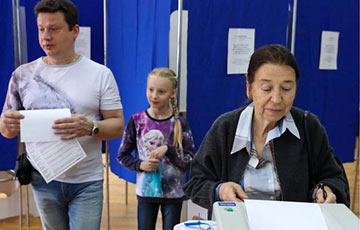 Российские демократы победили на выборах в десяти районах Москвы