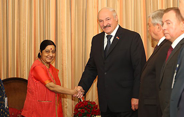 Фотофакт: На встрече Лукашенко в Индии белорусы сидят с блокнотами, а индусы – со смартфонами