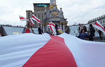 У Кіеве на Майдане разгарнулі 15-метровы бел-чырвона-белы сцяг