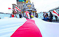 В Киеве на Майдане развернули 15-метровый бело-красно-белый флаг