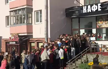 Видеофакт: В Минске выстроилась очередь за бесплатной шаурмой