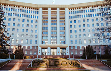 Парламент Молдовы повторно принял отклоненные Додоном законы