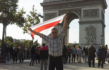 Фотофакт: Бело-красно-белый флаг подняли возле  Триумфальной арки в Париже