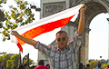 Фотофакт: Бело-красно-белый флаг подняли возле  Триумфальной арки в Париже