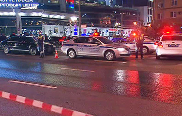 Сбившего в центре Москвы инспектора ГАИ водителя увезли на машине ФСБ