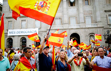 Тысячи человек вышли на улицы Мадрида поддержать единую Испанию
