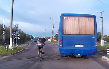 Видеофакт: В Брестской области велосипедист устроил гонки с автобусом