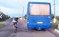 Видеофакт: В Брестской области велосипедист устроил гонки с автобусом