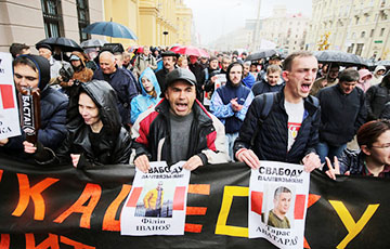 «Шура, не будь как Янукович!»: Белорусы в центре Минска требовали отставки Лукашенко