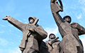 У памятников советским военным в Литве появились cпециальные таблички