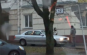 «СтопХам» у Менску: Мужчына стаў на шляху кіроўцы BMW, які ехаў па ходніках
