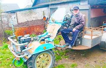 Фотофакт: Слонимский пенсионер смастерил из мотоблока мини-трактор
