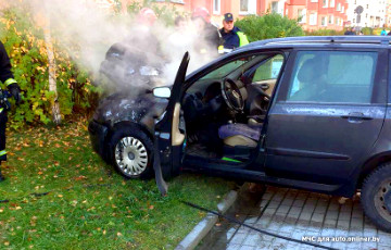 Видеофакт: В Минске неожиданно загорелся припаркованный во дворе Fiat