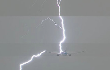 Видеофакт: В Амстердаме самолет на взлете поразила молния