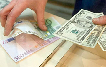 Беларускі банк прыпыніў замену сапсаванай валюты гатоўкай