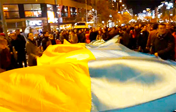 В Праге на праздновании годовщины Бархатной революции развернули флаг Украины