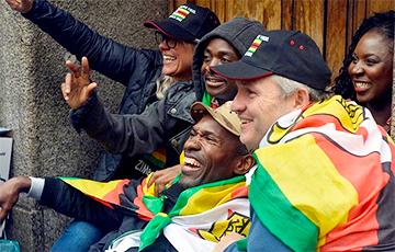 Кортеж Мугабе покинул резиденцию под свист протестующих