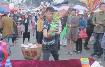 Видеохит: В Китае уличный продавец устроил необычное шоу