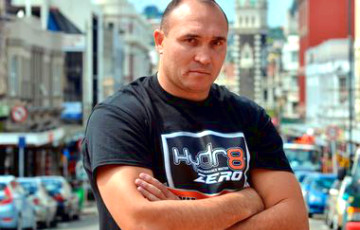 Двухметровый боксер из Минска выступил под флагом РФ – и проиграл