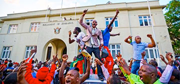 Фотофакт: Невероятные эмоции зимбабвийцев после отставки диктатора
