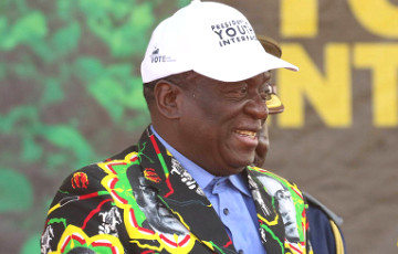Будущий президент Зимбабве прилетел в страну