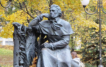 Photo Fact: Mickiewicz's Monument "Cries" In Minsk