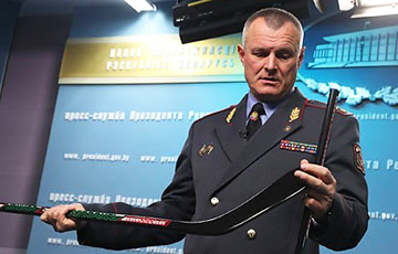 Shunevich Shows Prisoners-Made Hockey Sticks To Lukashenka