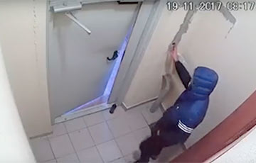 Видеофакт: Мужчина три часа выбивал дверь подъезда, пока не заметил кнопку выхода