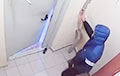 Видеофакт: Мужчина три часа выбивал дверь подъезда, пока не заметил кнопку выхода