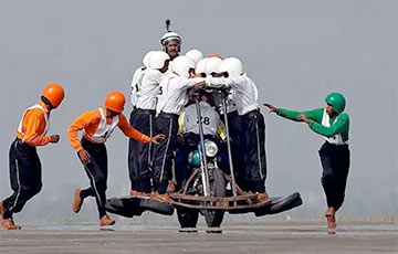Видеофакт: 58 индусов едут на одном мотоцикле