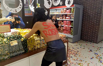 Активистка Femen устроила погром в магазине Roshen на Крещатике