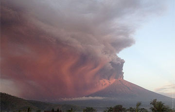Из-за вулкана на Бали застряли десятки тысяч туристов