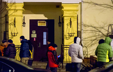 «Всю ночь с термосом»: Как минчане стоят в очереди на квартиру