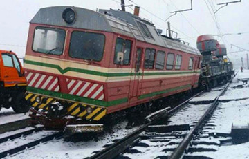 Фотофакт: Под Минском поезд сошел с рельсов
