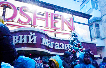 Сторонники Саакашвили разбили витрину магазина Roshen в Киеве