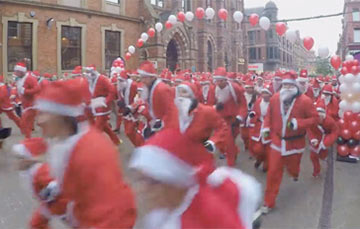 Видеохит: В Англии сотни Санта-Клаусов приняли участие в благотворительном забеге