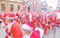 Видеохит: В Англии сотни Санта-Клаусов приняли участие в благотворительном забеге