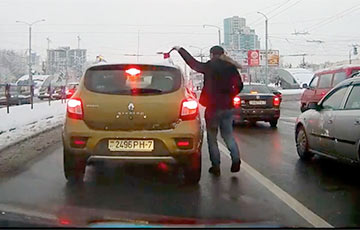 Видеофакт: Автомобилисты помогают друг другу на дороге