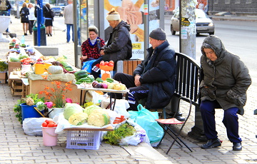 Властям Минска снова не дают покоя бабушки на мини-рынках