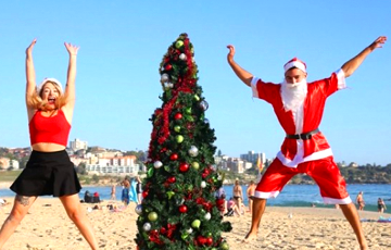 В Австралии Санта Клаус выходит из моря